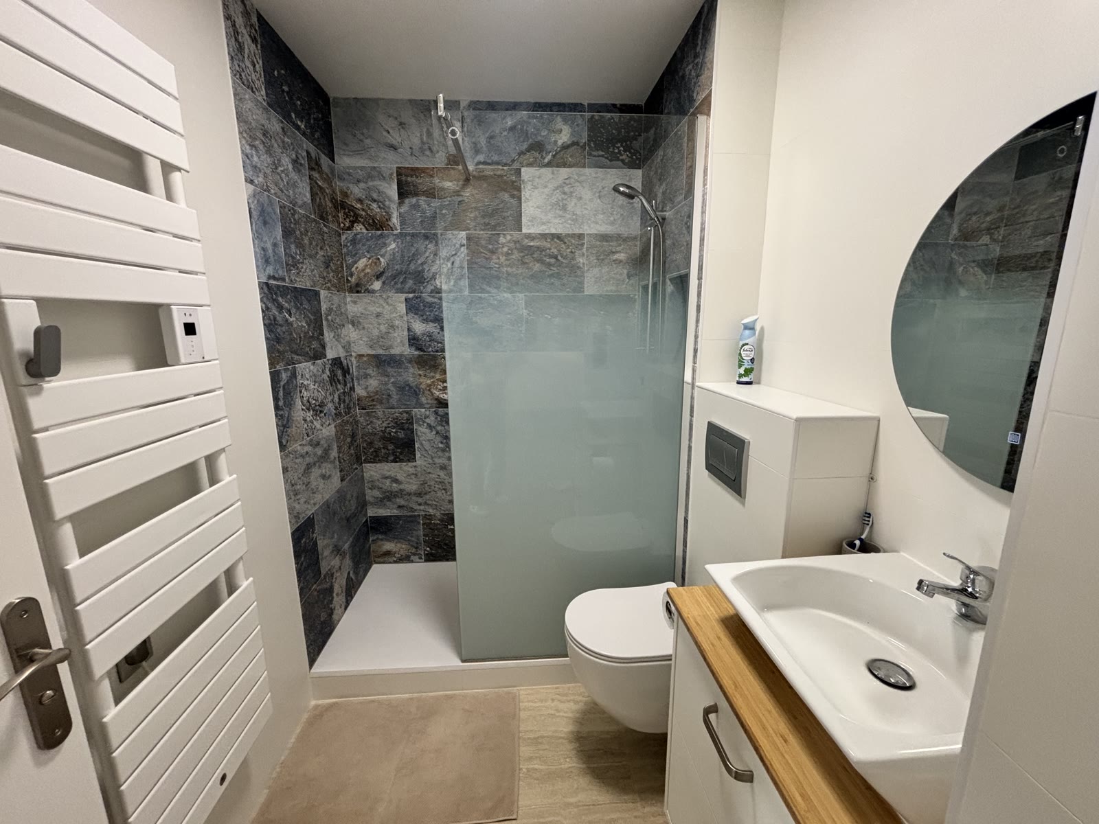 Salle de bain moderne de L’Écrin Sétois